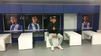 Evan Dimas Darmono berkunjung ke ruang ganti pemain RCD Espanyol di Estadio Cornella-El Prat. (Bola.com/La Liga)