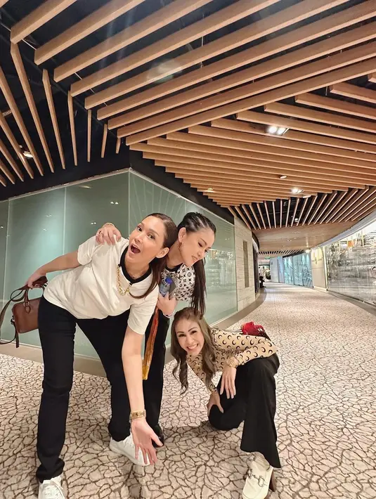 Ia mengenakan t-shirt putih, celana hitam, serta sneakers putih yang bikin Maia terlihat trendy [@therealmomogeisha]