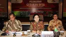 Menteri Koordinator Pembangunan Manusia dan Kebudayaan Puan Maharani (tengah) memberikan keterangan pers saat peluncuran Gerakan Desa di Jakarta, Selasa (7/4/2015). (Liputan6.com/Helmi Afandi)