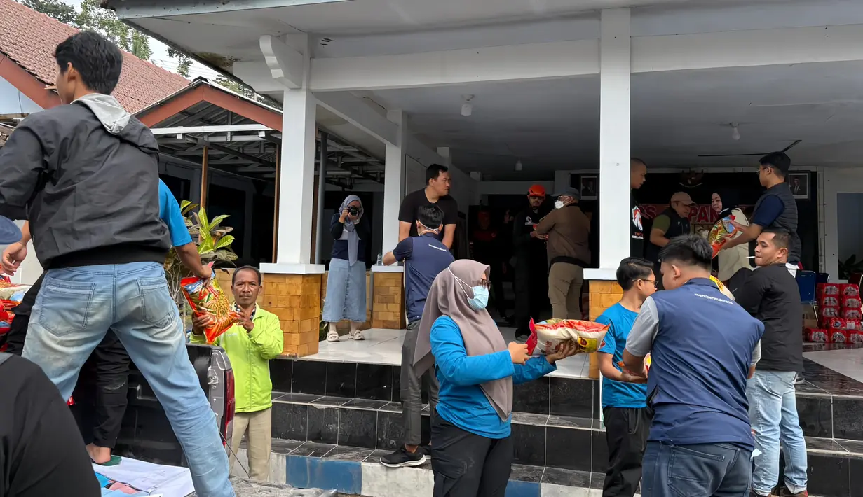 Relawan dan pekerja BRI menurunkan bantuan berupa sembako, air mineral, perlengkapan bayi, hingga obat-obatan untuk memenuhi kebutuhan mendesak para penyintas. (Foto:Dok.BRI)