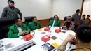 Ketua KPU, Arief Budiman menerima kunjungan Ketum PPP Muktamar Jakarta Djan Faridz dan kadernya di Gedung KPU, Jakarta, Senin (9/10). Kedatangan PPP untuk berkonsultasi terkait syarat pendaftaran Parpol peserta Pemilu 2019. (Liputan6.com/Johan Tallo)