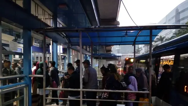 Hujan Deras, Penumpang Transjakarta Turun di Halte Kuningan Madya
