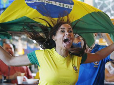 Fans cantik merayakan gol saat Brasil melawan Kosta Rika pada laga grup E Piala Dunia 2018 di Framingham, AS, (22/6/2018). Brasil menang 2-0. (AP/Michael Dwyer)