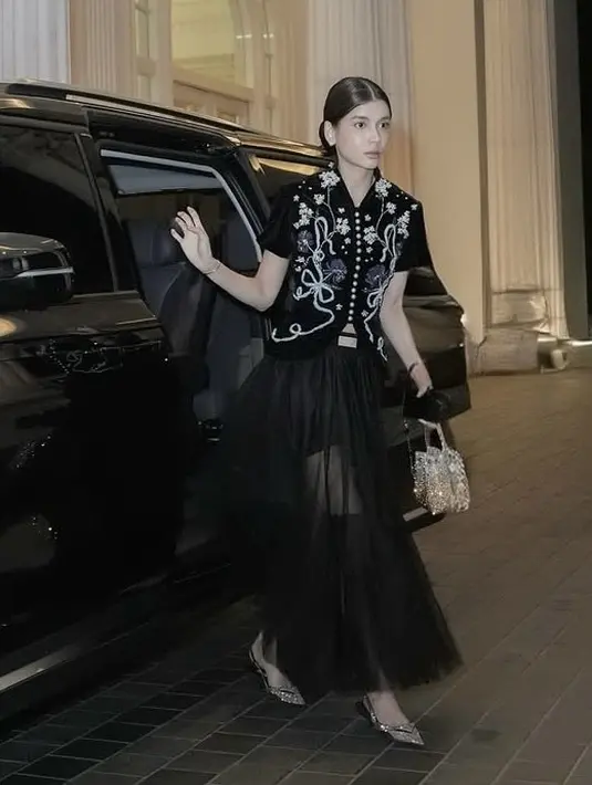 Sabrina Chairunnisa memilih mengenakan atasan siluet kebaya modern dengan hiasan bordiran. Kebaya lengan pendek dipadukan rok tutu hitam transparan. [@sabrinachairunnisa_]