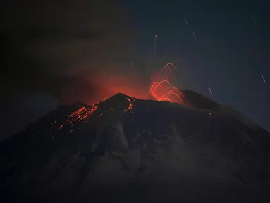 Gunung berapi Popocatepetl meletuskan lahar, abu, dan uap, terlihat dari Santiago Xalitzintla, Meksiko, Kamis (25/5/2023). (AP Photo/Marco Ugarte)