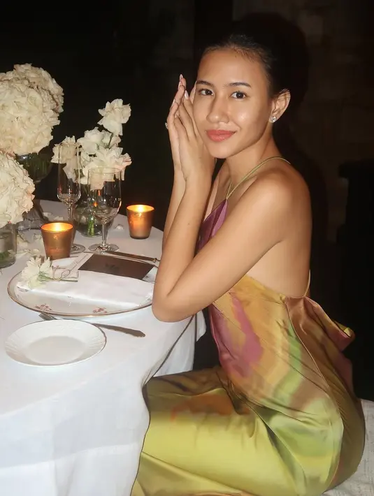 Untuk melengkapi penampilannya, Shenina memilih gaya rambut sleek bun, menampilkan kesan rapi dan elegan. Makeup-nya pun terlihat natural dengan sentuhan dewy skin, blush tipis, dan lipstik nude peachy yang menambah kesan fresh. [@angga/@sheninacinnamon].