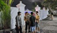 Polisi lakukan olah TKP didepan salah satu hotel di Banyuwangi (Istimewa)