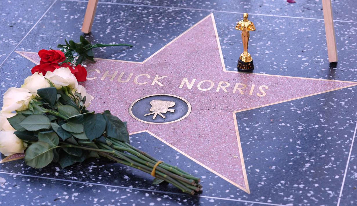 Sebuah replika piala Oscar diletakkan di bintang Hollywood Walk of Fame aktor Chuck Norris, di Los Angeles, Amerika Serikat, Jumat 20 Maret 2026. Bintang laga legendaris, Chuck Norris, meninggal dunia pada Kamis 19 Maret 2026. (AP Photo/Chris Pizzello)