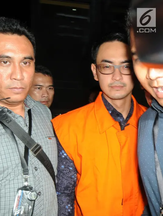Ekspresi tersangka Gubernur Jambi Zumi Zola usai menjalani pemeriksan di Gedung KPK, Jakarta, Senin (9/4). Menurut Jubir KPK Febri Diansyah, Zumi Zola ditahan selama 20 hari. (Merdeka.com/Dwi Narwoko)