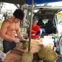 Bukan hanya karena memiliki wajah tampan tukang durian yang satu ini juga digilai banyak wanita karena memiliki perut sixpack.