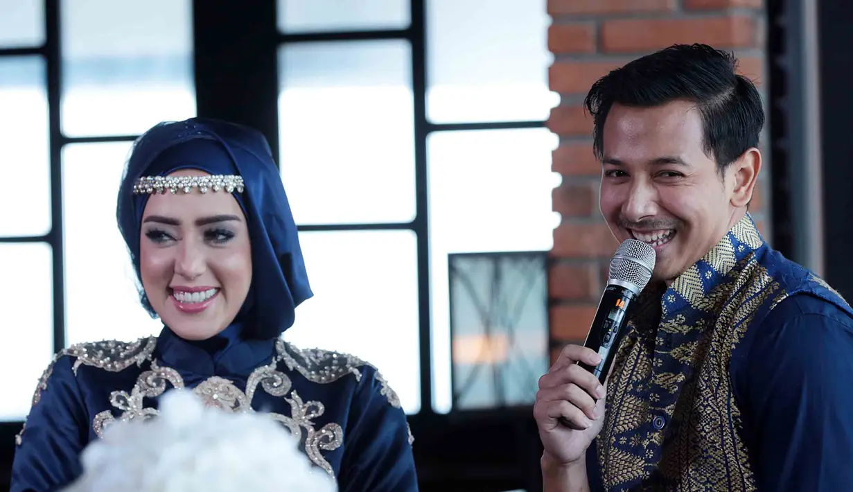 "Tadi baru tidur jam 2 (dini hari) karena banyak yang diurusin. Bangun jam 6 karena nggak bisa tidur akhirnya nge-gym, lari, habis itu datang ke tempat fitting baju baru ke sini," ujar Sonny Septian. (Deki Prayoga/Bintang.com)