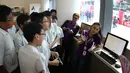 Petugas memberikan penjelasan kepada pengunjung tentang koleksi ribuan buku di Perpustakaan Olah Raga Singapura yang terletak di Pusat Olah Raga Singapura (Singapore Sports Hub). (Bola.com/Arief Bagus)