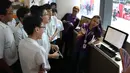Petugas memberikan penjelasan kepada pengunjung tentang koleksi ribuan buku di Perpustakaan Olah Raga Singapura yang terletak di Pusat Olah Raga Singapura (Singapore Sports Hub). (Bola.com/Arief Bagus)