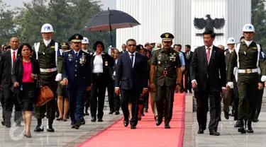 PM Timor Leste Rui Araujo (tengah) berjalan keluar usai mengunjungi TMP Kalibata, Jakarta, Rabu (26/8/2015). Ini merupakan kunjungan pertama Araoujo ke Indonesia sejak dilantik pada 16 Februari 2015 lalu. (Liputan6.com/Yoppy Renato)