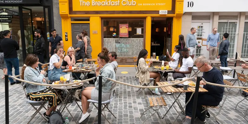 Pemerintah Bayar Pengunjung Restoran London