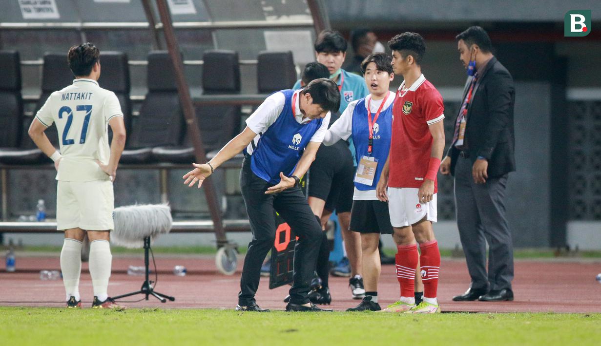 Pelatih Timnas Indonesia U-19, Shin Tae-yon memberikan instruksi saat matchday ketiga Grup A Piala AFF U-19 2022 antara Timnas Indonesia U-19 melawan Timnas Thailand U-19 di Stadion Patriot Candrabhaga, Bekasi, Jawa Barat, Rabu (06/07/2022). (Bola.com/Bagaskara Lazuardi)
