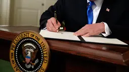 Presiden AS Donald Trump menandatangani dokumen pengumuman Yerusalem sebagai ibukota Israel di Ruang Penerimaan Diplomatik Gedung Putih, Washington, Rabu (6/12). (AP Photo / Evan Vucci)