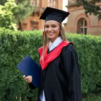 Perempuan yang memilih untuk mengenyam bangku pendidikan tinggi harus didukung karena hal ini tidak ada batasan gender. (Foto:Freepik/artursafronovvvv)