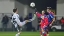 Gelandang Barcelona, Gavi (kiri) berebut bola dengan pemain Viktoria Plzen, Lukas Kalvach selama pertandingan lanjutan Grup C Liga Champions di Doosan Arena di Plzen, Republik Ceko, Rabu (2/11/2022). Barcelona menang atas Viktoria Plzen dengan skor 4-2. (AP Photo/Petr David Josek)