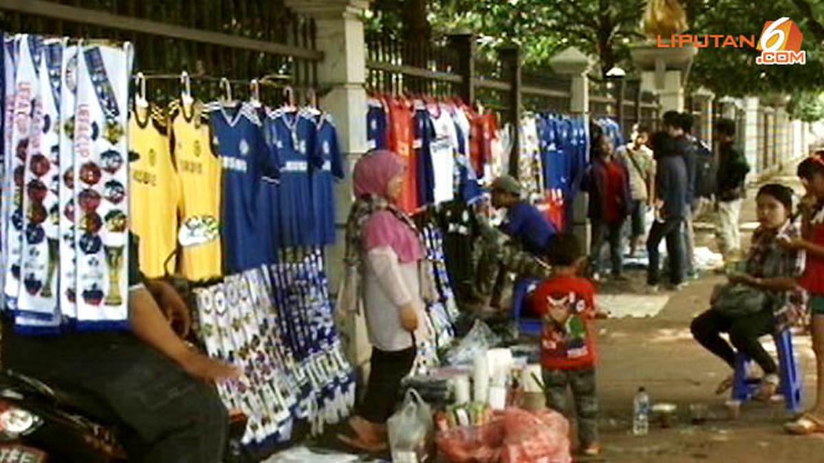 Wah, Ada Bule Jualan Syal Chelsea di Area Stadion GBK