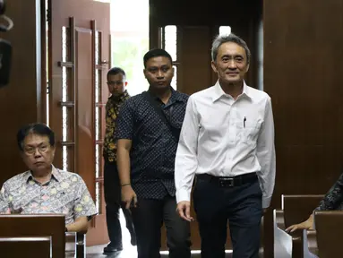 Tersangka suap pengajuan PK ke PN Jakarta Pusat, Eddy Sindoro bersiap menjalani sidang di Pengadilan Tipikor, Jakarta, Kamis (27/12). Eddy didakwa memberi suap Rp 150 juta dan USD 50 ribu ke mantan panitera, Edy Nasution. (Liputan6.com/Helmi Fithriansyah)