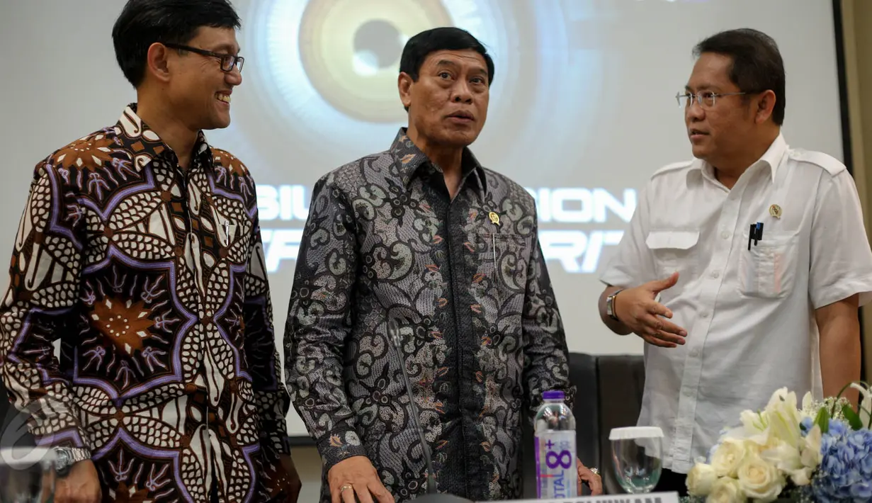 Menkopolhukam Tedjo Edhy Purdijanto (tengah) didampingi Menkominfo Rudiantara (kanan) usai melakukan konferensi pers pelaksanaan acara simposium Cyber Security di Gedung Serbaguna Menkominfo, Jakarta, Kamis (28/5/2015). (Liputan6.com/Faizal Fanani)