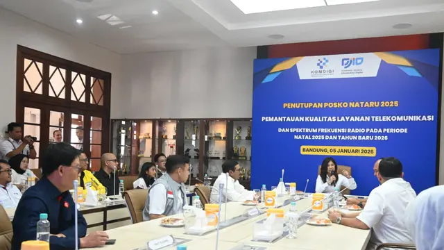 Menkomdigi Meutya Hafid dalam acara penutupan Posko Bersama Pemantauan Kualitas Layanan Telekomunikasi di Bandung, Senin (5/1/2026). Credit: Komdigi