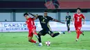 Pemain Dewa United, Jaja, melepaskan tendangan saat melawan Shan United pada matchday ketiga Grup E AFC Challange League 2025-2026 di Stadion Indomilk Arena, Tangerang, Sabtu (01/11/2025) malam WIB. (Bola.com/M Iqbal Ichsan)