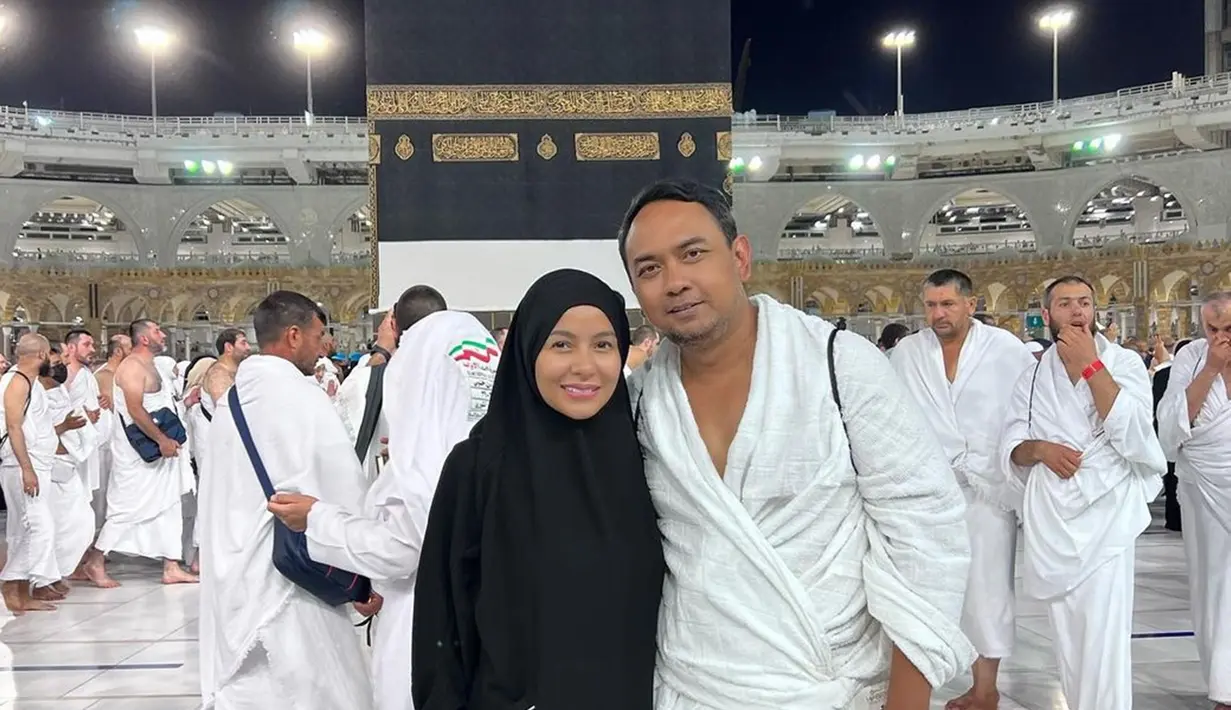 Dalam akun Instagram pribadinya, Meisya Siregar pun turut mengucapkan salam perpisahan tehadap Masjidil Haram. Ia dan sang suami juga turut mengabadikan momen saat berada di depan Ka'bah. (Liputan6.com/IG/@meisya__siregar)