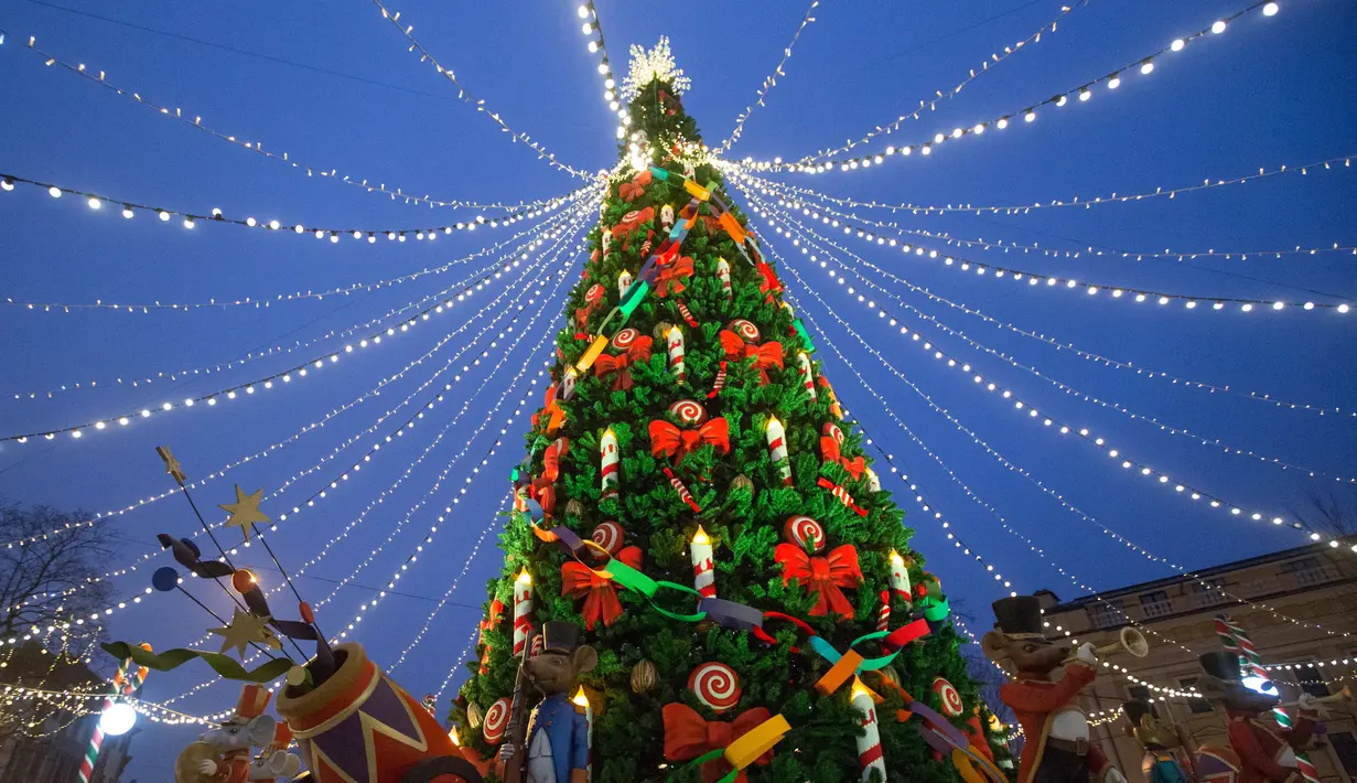 Beragam dekorasi terlihat di pasar Natal di St. Petersburg, Rusia (20/12/2020). Pasar Natal tersebut dibuka pada 19 Desember dan akan digelar sampai 10 Januari tahun depan. (Xinhua/Irina Motina)