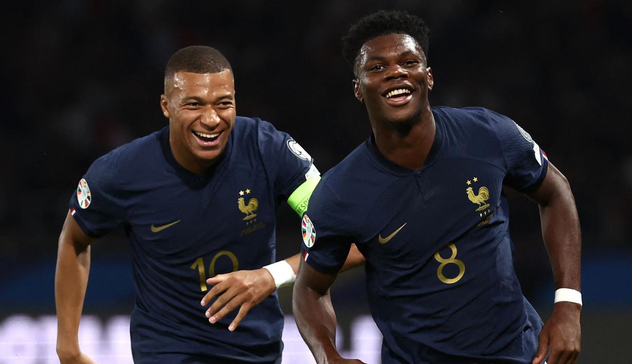 Gelandang Timnas Prancis, Aurelien Tchouameni (kanan) merayakan gol pertama timnya yang dicetak ke gawang Republik Irlandia pada laga Grup B Kualifikasi Euro 2024 di Parc des Princes Stadium, Paris, Jumat (8/9/2023) dini hari WIB. (AFP/Franck Fife)