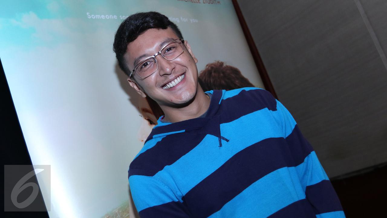 Foto Bareng Cewek, Pacar Baru Dimas Anggara?