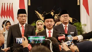 Menteri ESDM Bahlil Lahadalia (ketiga kanan) bersama Menteri Investasi/Kepala BKPM Rosan Roeslani (kedua kanan), Menkumham Supratman Andi Agtas (ketiga kiri) dan Wamen Kominfo Angga Raka Prabowo (kiri) memberikan keterangan pers seusai pelantikan di Istana Negara, Jakarta, Senin (19/8/2024).  (Yasuyoshi CHIBA / AFP)