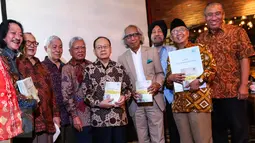 Prof Soekirman (empat kiri) didampingi tokoh, pengusaha dan mantan menteri saat peluncuran buku Gizi Pembangunan di Jakarta, Sabtu (01/10). Soekirman mengawali karir sebagai ahli gizi di Aceh tahun 1960-1965 (Liputan6.com/Fery Pradolo)