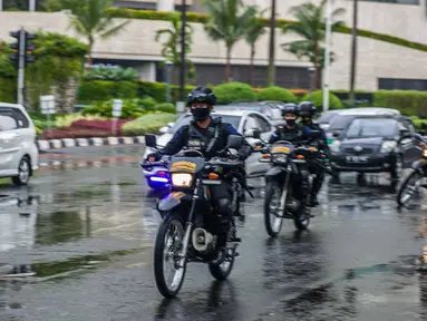 Personel Brimob mengendarai sepeda motor di kawasan Bundaran HI, Jakarta, Kamis (31/12/2020). Dalam pengamanan malam tahun baru, Polda Metro Jaya menurunkan sebanyak 8.139 personel gabungan dan disebar ke beberapa titik sesuai dengan wilayah hukumnya masing-masing (Liputan6.com/Faizal Fanani)