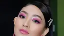 Kali ini, Natasha Wilona tampil dengan makeup monokromatik serba pink yang mencolok. Namun di bagian mata, ia tambahkan shimmer eyeshadow warna putih sebagai aksen. (Instagram/natashawilona12).
