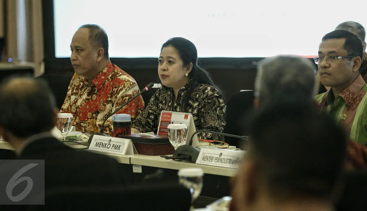 Menko PMK Puan Maharani (tengah) saat memimpin rapat koordinasi di Jakarta, Kamis (11/2/2016). Rakor tersebut membahas Science Techno Park (STP) atau Taman Sains. (Liputan6.com/Faizal Fanani)