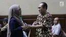 Terdakwa suap putusan perkara perdata yang juga Hakim PN Jakarta Selatan, Iswahyu Widodo (kedua kanan) usai menjalani sidang tuntutan di Pengadilan Tipikor, Jakarta, Kamis (13/4/2019). Irwan dan Iswahyu Widodo diyakini bersalah menerima Rp 150 juta dan SGD 47 ribu. (Liputan6.com/Helmi Fithriansyah)