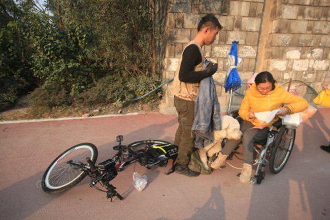Ding membantu Lai berkemas | foto: copyright chinadaily.com.cn