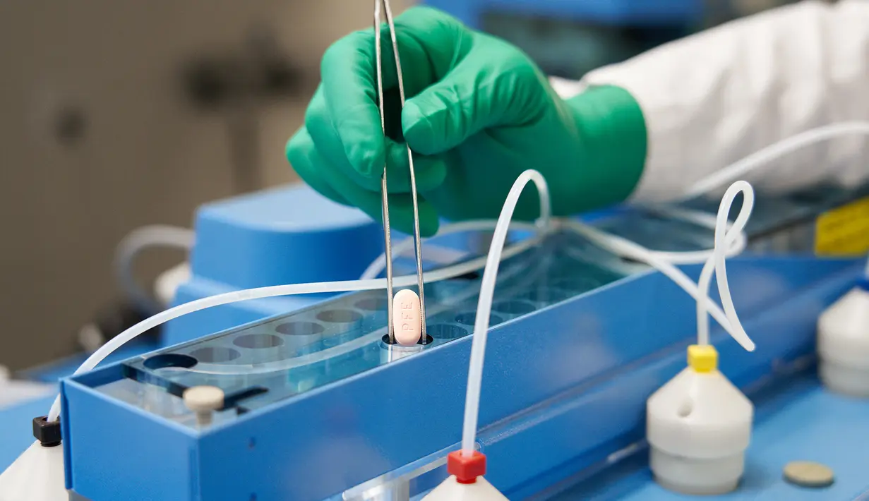Proses pembuatan pil antivirus COVID-19 eksperimental dalam laboratorium Pfizer di Freiburg, Jerman, 16 November 2021. Pfizer meminta regulator untuk mengesahkan pil COVID-19 buatannya setelah terbukti mengurangi rawat inap atau kematian hampir 90 persen. (Handout/Pfizer/AFP)