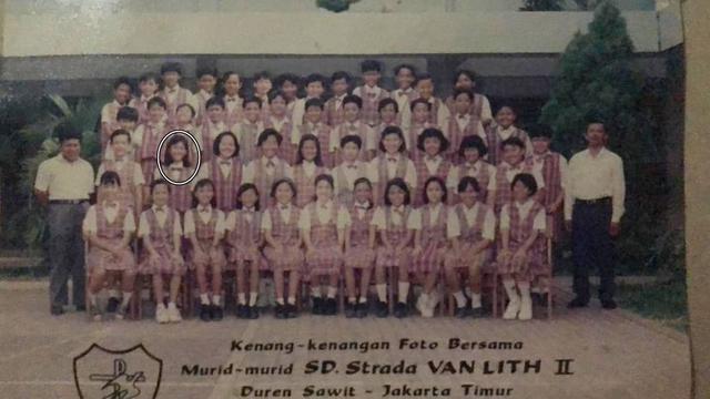 6 Potret Lawas Masa Sekolah Dian Sastrowardoyo, Parasnya Curi Perhatian