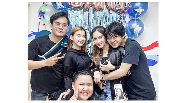 6 Potret Kejutan Ulang Tahun Arbani Yasiz ke-26, Ada Calon Mertua