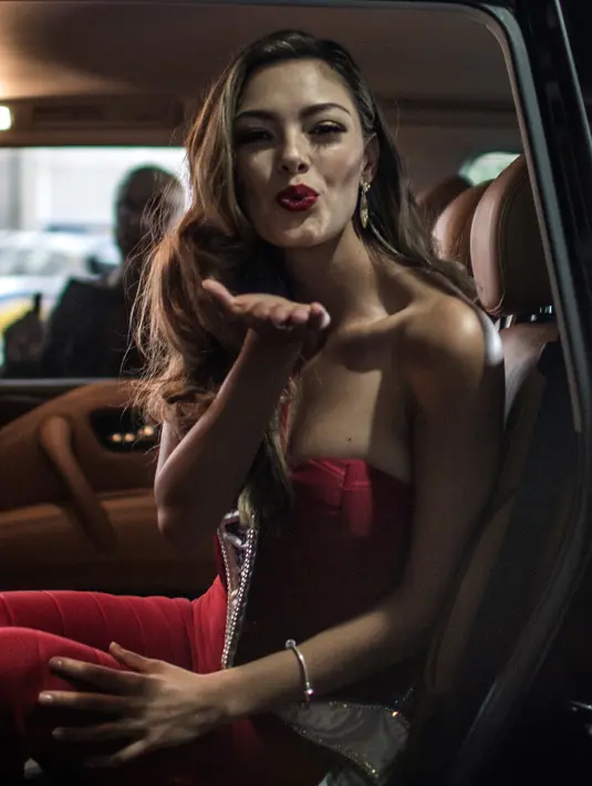Demi-Leigh Nel-Peters menyapa penggemarnya di Internasional OR Tambo di Johannesburg (24/1). Demi Leigh telah menghabiskan dua bulan di Las Vegas, Amerika setelah setelah dinobatkan sebagai Miss Universe 2017. (AFP Photo/Gulshan Khan)