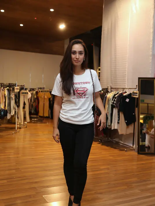 Ditemui di booth miliknya yang menjual baju-baju bekas layak pakai di Kuningan City Mall, Jakarta, Kamis (22/10/2015), Alexandra mengatakan tidak mengharapkan hasil dari penjualan. (Nurwahyunan/Bintang.com)