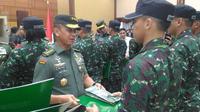 Kepala Staf Angkatan Darat Jenderal Mulyono memberikan penghargaan khusus berupa rumah tipe 45 kepada Lettu Inf. Safrin Sihombing serta Serka Priyatna yang beberapa kali mengikuti lomba tembak The Asean Armies Rifle Meet (Istimewa)