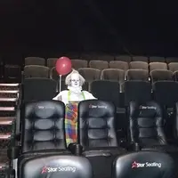 Seorang pria berpenampilan seperti badut menyeramkan di film IT muncul di tengah bioskop