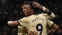 Duet Manchester United, Marcus Rashford (kiri) dan Anthony Martial, melakukan selebrasi usai mencetak gol ke gawang Burnley, Minggu (29/12/2019) dini hari tadi WIB.  (AFP / Oli Scarff)