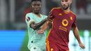 Bek Slavia Praha, Oscar Dorley berebut bola dengan gelandang AS Roma Houssem Aouar pada matchday 3 Grup G Liga Europa 2023/2024 di Olimpico, Jumat (27/10/2023) dini hari WIB. (AP Photo/Alessandra Tarantino)
