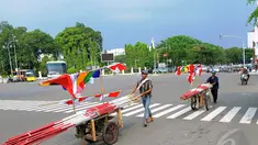 Menjelang perayaan hari Kemerdekaan 17 Agustus mendatang, pedagang bendera mulai marak di jalanan kota Jakarta, Minggu (3/8/14). (Liputan6.com/Faisal R Syam)
