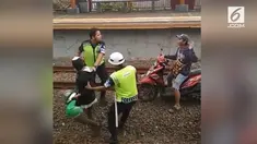 Kelakuan dua pria nekat kendarai motor di tengah rel kereta viral.